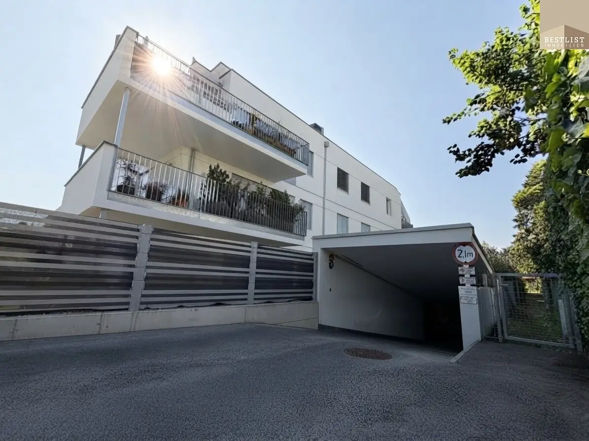 New build penthouse flair with 52 m² roof terrace, whirlpool and distant view, living on two levels in Mödling