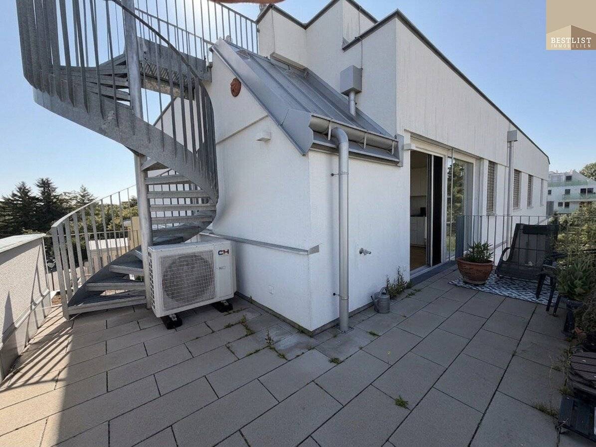 Neubau-Penthouseflair mit 52 m² Dachterrasse, Whirlpool &amp; Fernblick – Wohnen auf zwei Ebenen in Mödling
