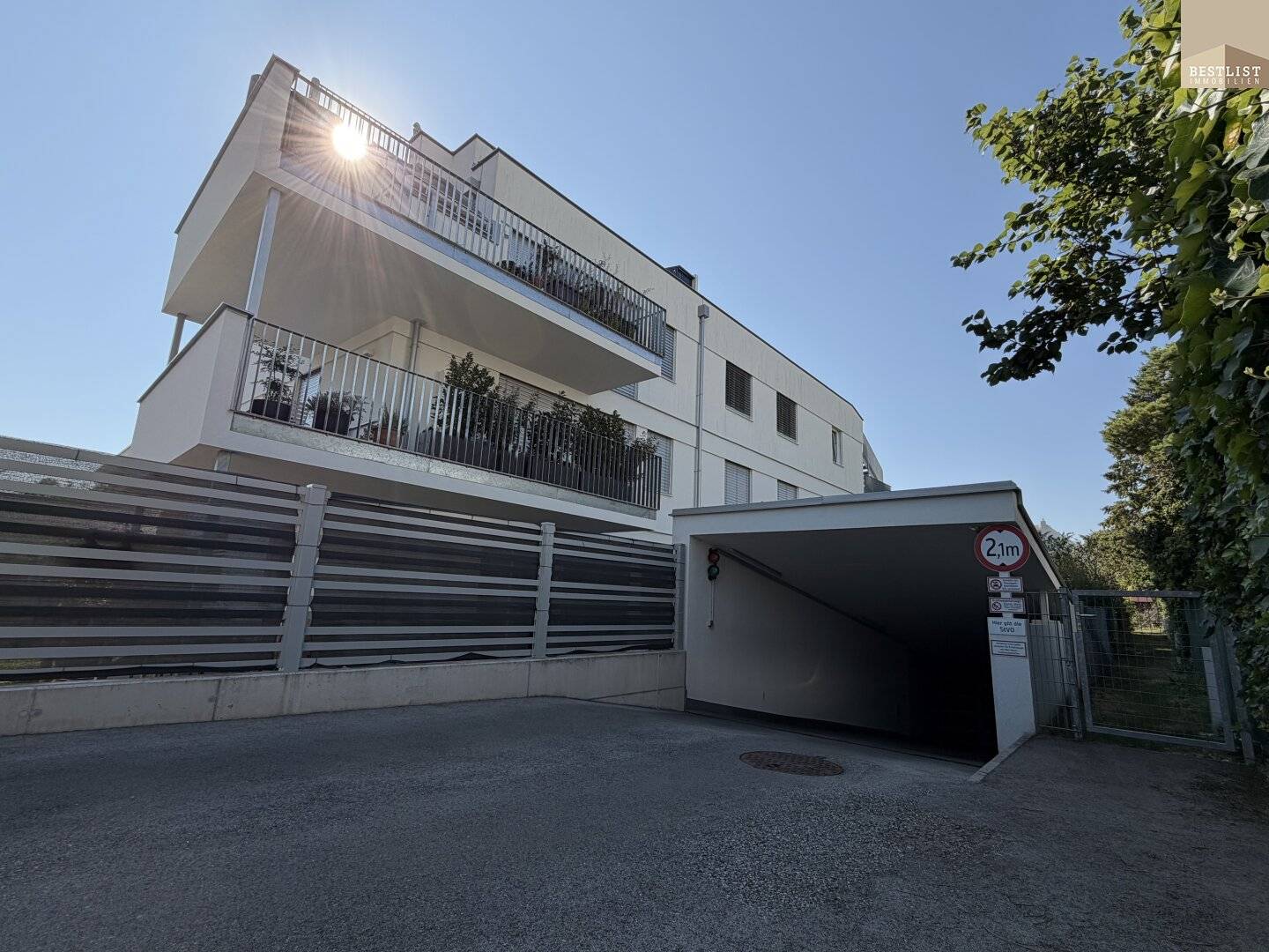 Neubau-Penthouseflair mit 52 m² Dachterrasse, Whirlpool &amp; Fernblick – Wohnen auf zwei Ebenen in Mödling