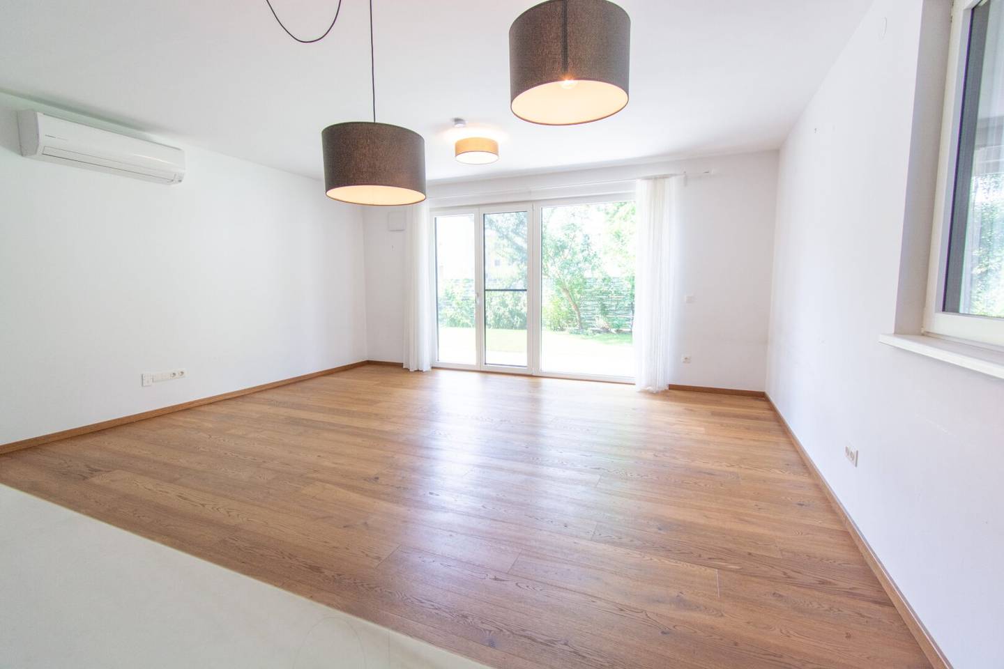 Neuwertige Doppelhaushälfte mit Garten, Terrasse, Klimaanlage &amp; 2 Stellplätzen in Groß-Enzersdorf