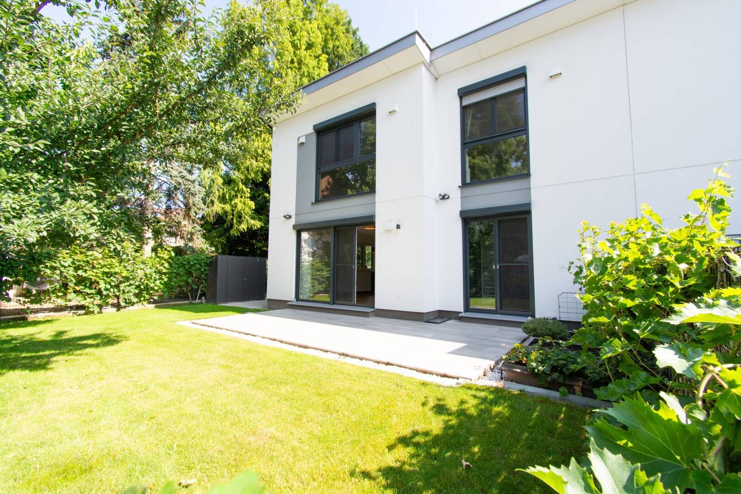 Neuwertige Doppelhaushälfte mit Garten, Terrasse, Klimaanlage &amp; 2 Stellplätzen in Groß-Enzersdorf