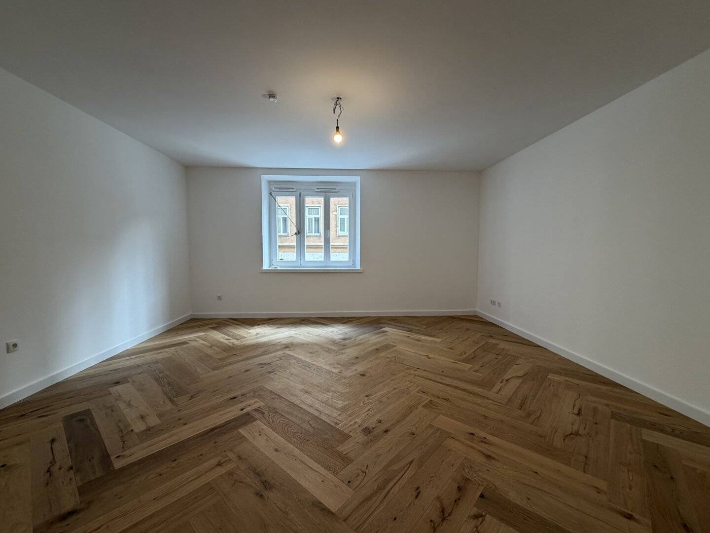 First occupancy - Top renovated - High-yield investment - 1-room apartment near U4/U2