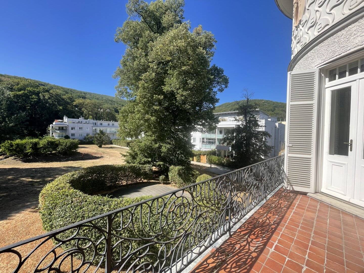 COMMISSION-FREE FROM THE OWNER! UNIQUE SPACIOUS APARTMENT WITH GREAT TERRACE and BALCONY IN THE PAULA VILLA IN PURKERSDORF!
