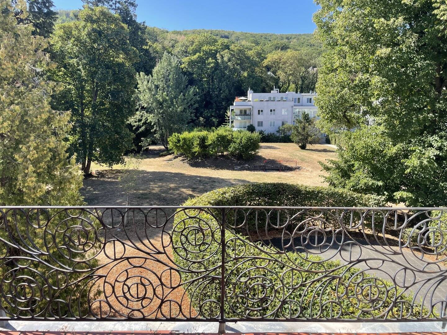 COMMISSION-FREE FROM THE OWNER! UNIQUE SPACIOUS APARTMENT WITH GREAT TERRACE and BALCONY IN THE PAULA VILLA IN PURKERSDORF!