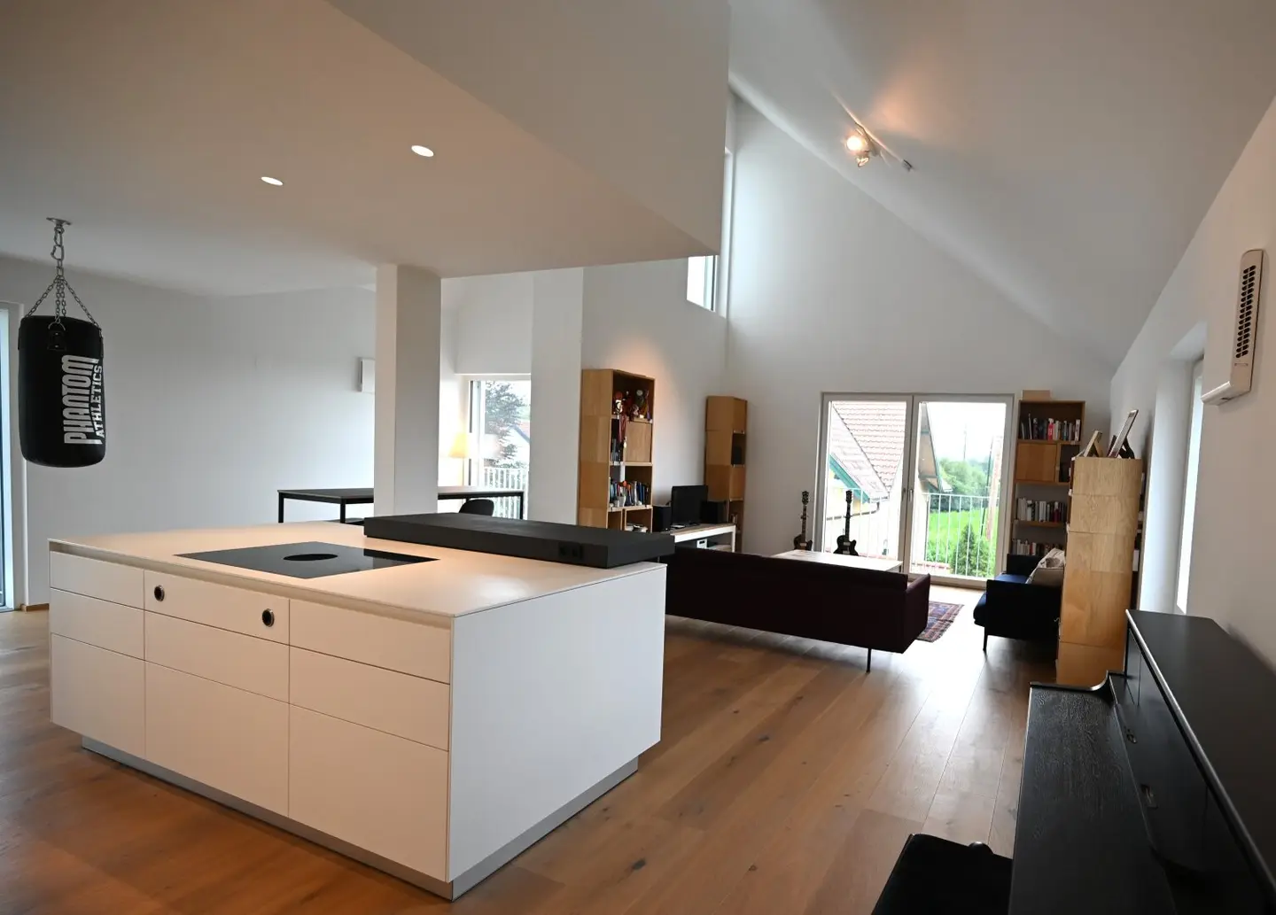 Cool penthouse maisonette with architecture that inspires!