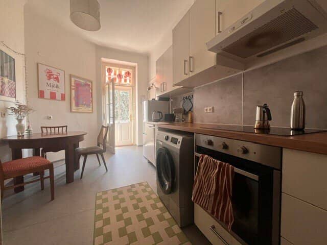 Altbauwohnung mit Hofbalkon am Hasnerplatz