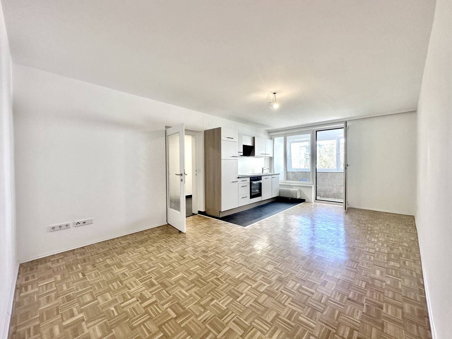 Newly renovated apartment in quiet courtyard location near subway