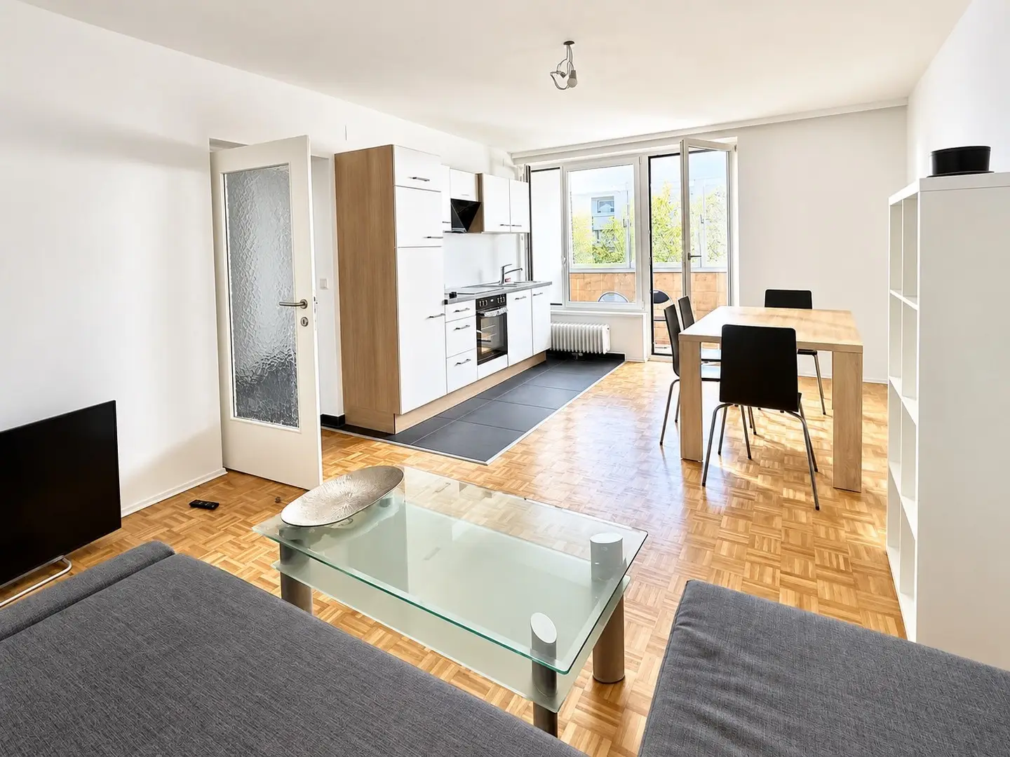 Newly renovated apartment in quiet courtyard location near subway
