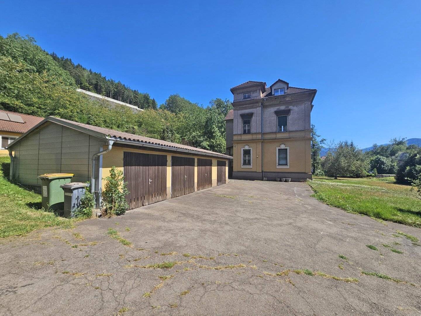Großzügiges Mehrfamilienhaus in Donawitz – ca. 400m² Wohnfläche, ruhige rückseitige Terrasse, 4 Garagen, weitläufiges 3478 m² großes Grundstück.