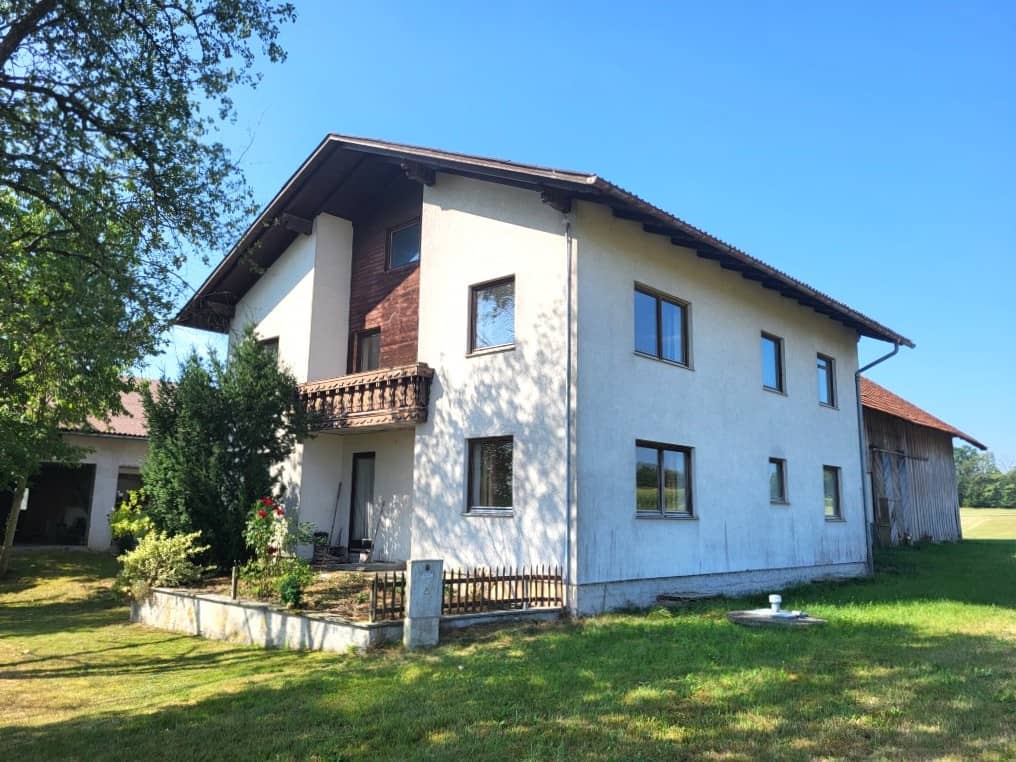 Ruhig gelegenes Anwesen mit Stall und Scheune Familienwohnung