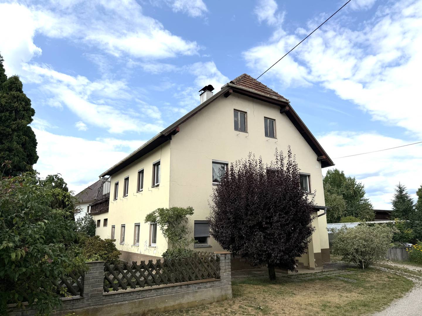 Wohnung mit Nebengebäude und Doppelgarage
