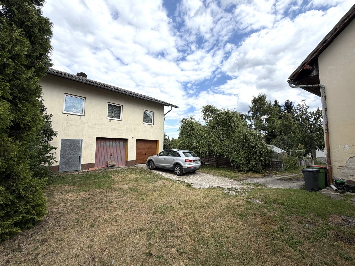 Wohnung mit Nebengebäude und Doppelgarage