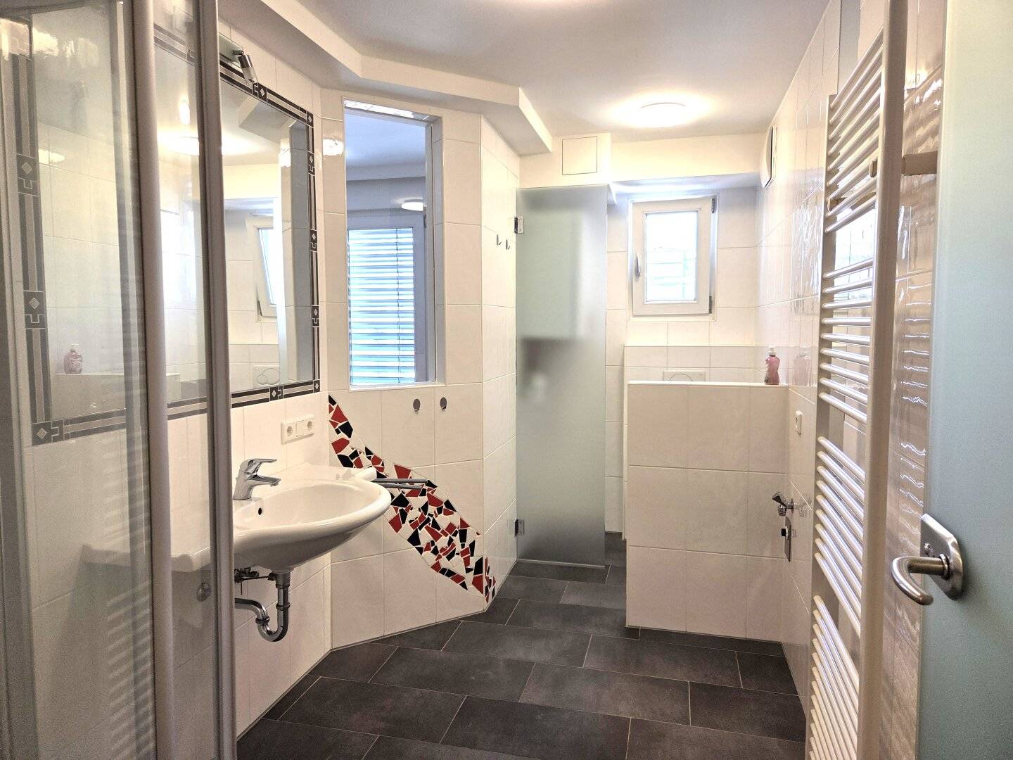Top renovated 2.5 room gem in the centre