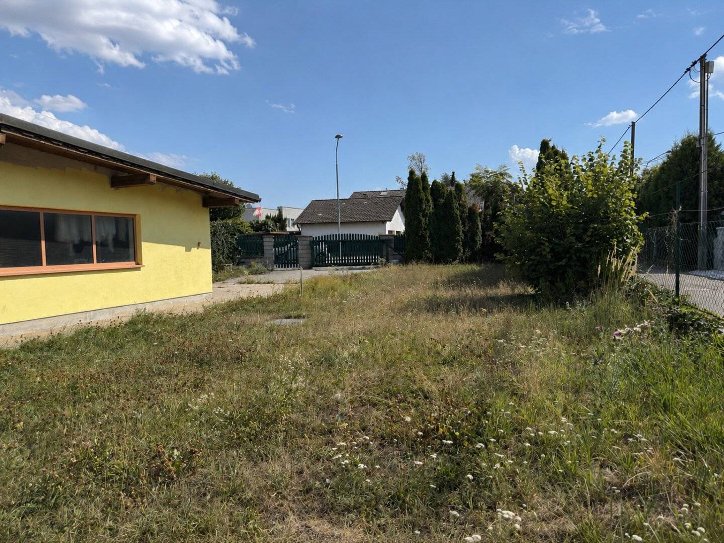 Space for your residential idea – approx. 500 m² building plot or the entire property in sought-after green location