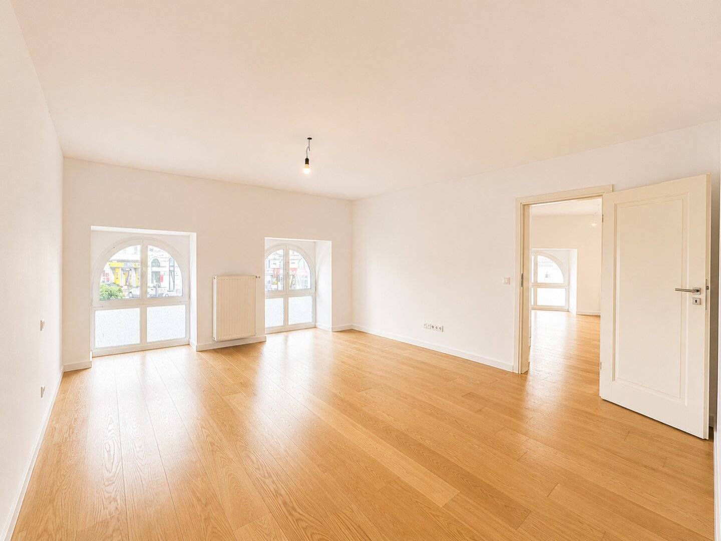Renovated period apartment on raised ground floor – directly at Augarten, with private lift