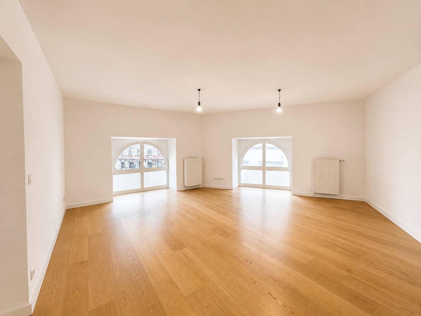 Renovated period apartment on raised ground floor – directly at Augarten, with private lift