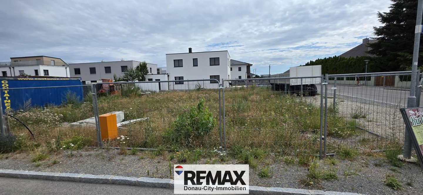 Fully serviced building plot in sought after location Apartment