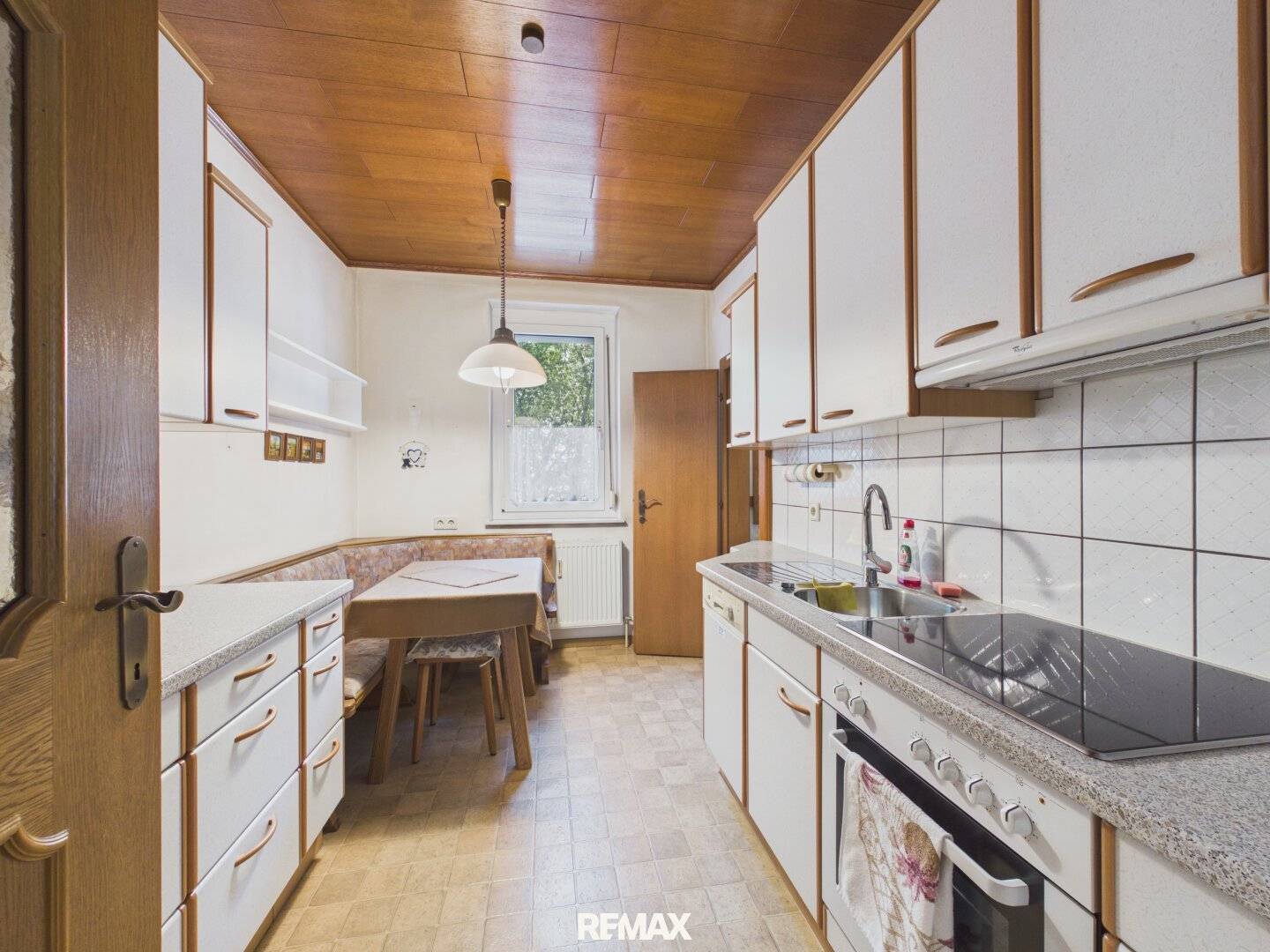 3 rooms at around 100 m², plenty of space, centrally located