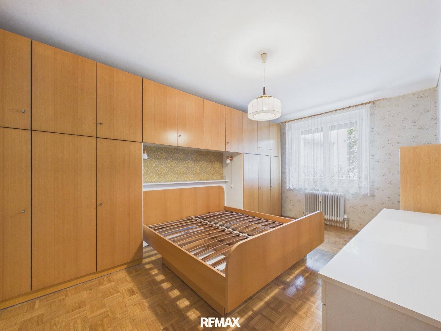 3 rooms at around 100 m², plenty of space, centrally located