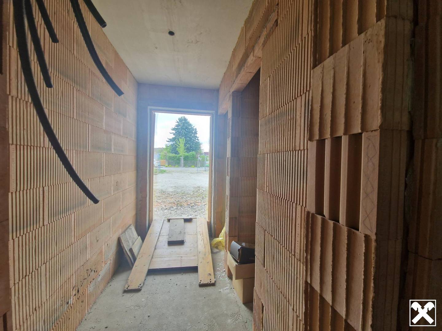 Shell construction with private garden and high design potential Familienwohnung