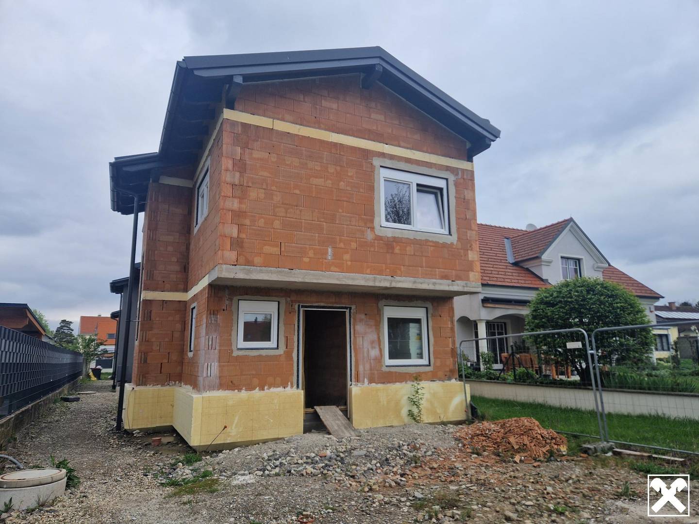 Shell construction with private garden and high design potential Familienwohnung