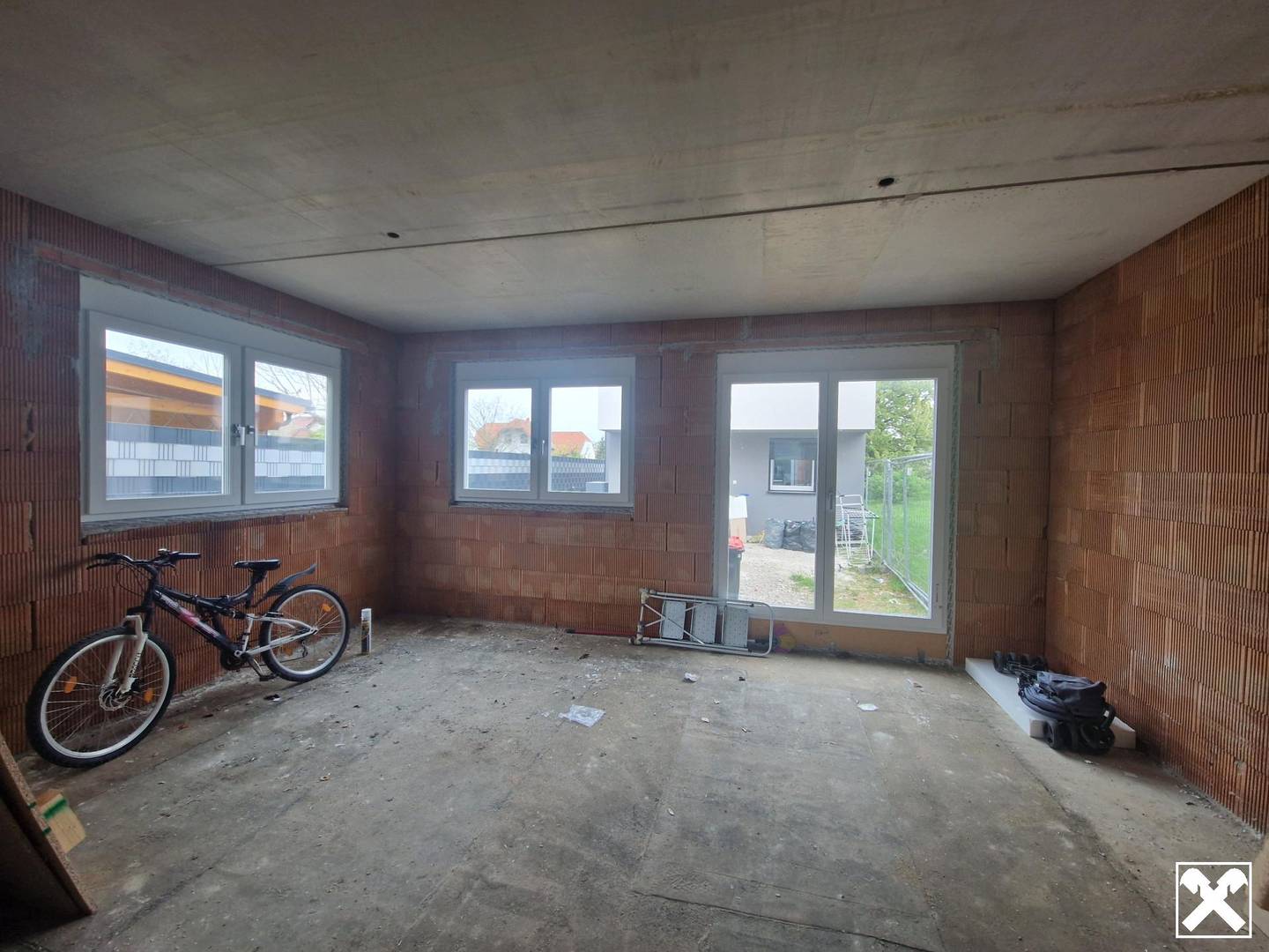 Shell construction with private garden and high design potential Familienwohnung