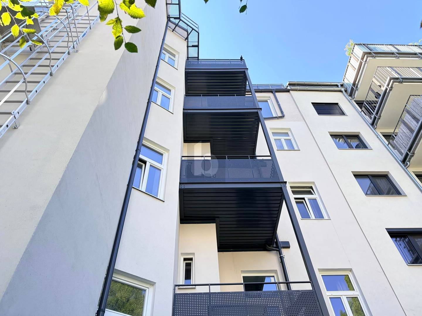 Lichtdurchflutete Dachgeschosswohnung neben AKH