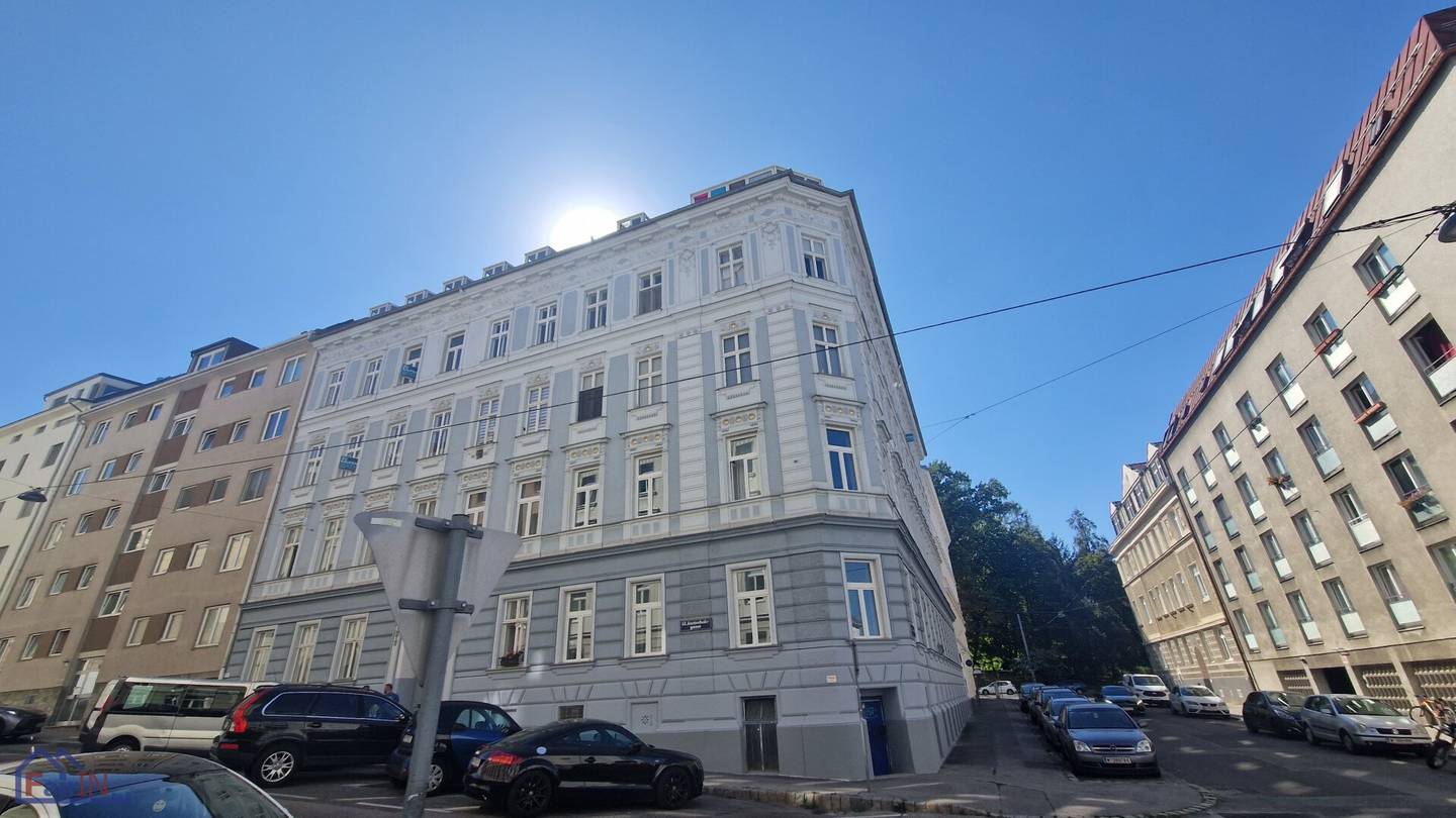Charming 1-room apartment with terrace in attic in 1120 Vienna Top price
