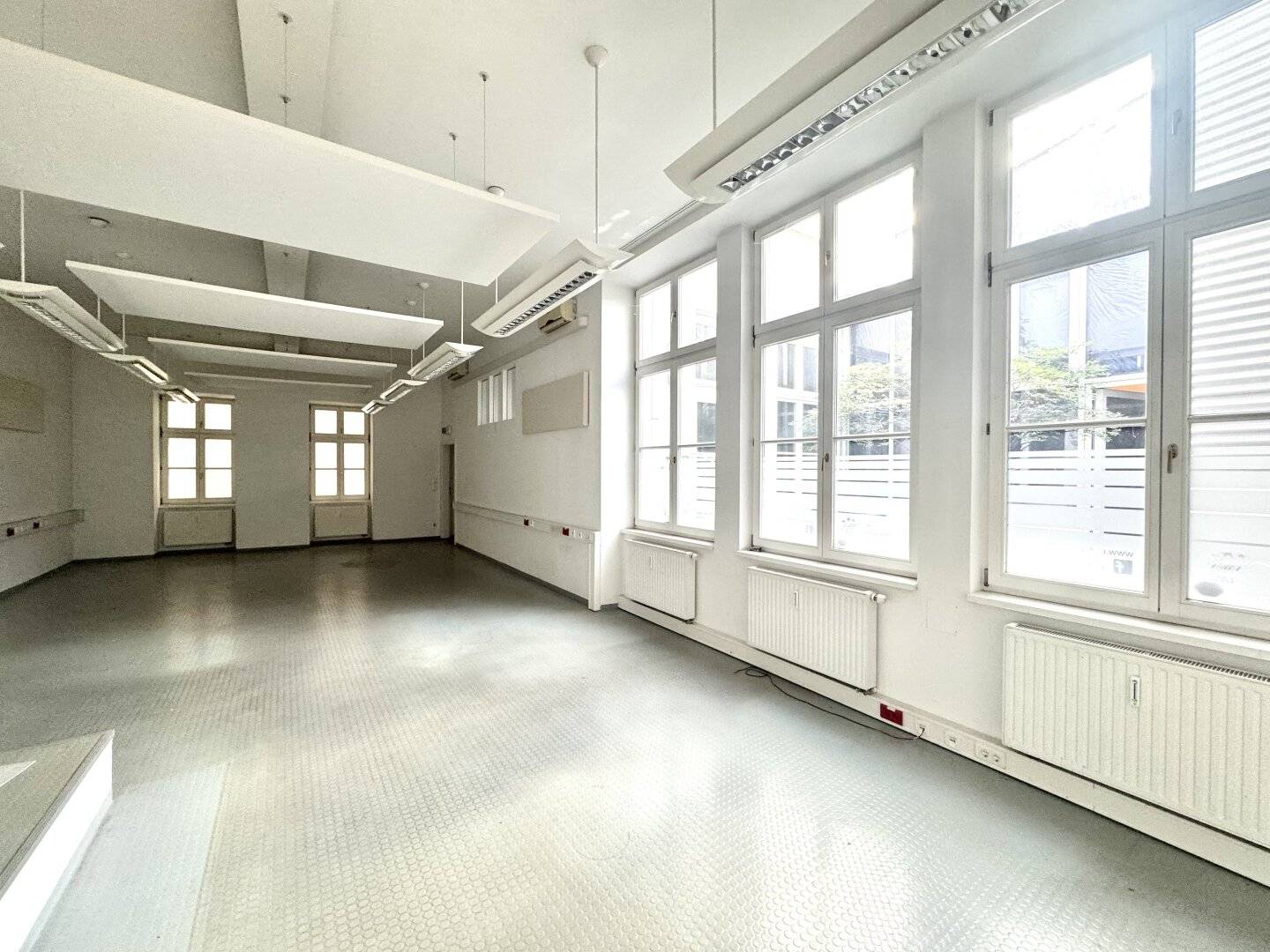 Versatile retail premises office studio of around 300 m² - directly next to the Stadtsaal on Mariahilfer Straße