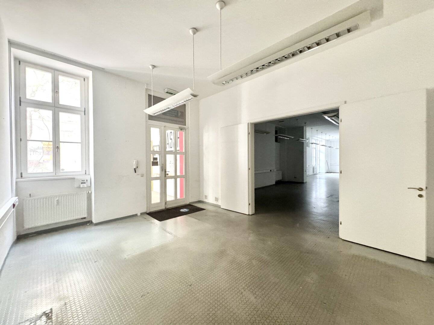 Versatile retail premises office studio of around 300 m² - directly next to the Stadtsaal on Mariahilfer Straße