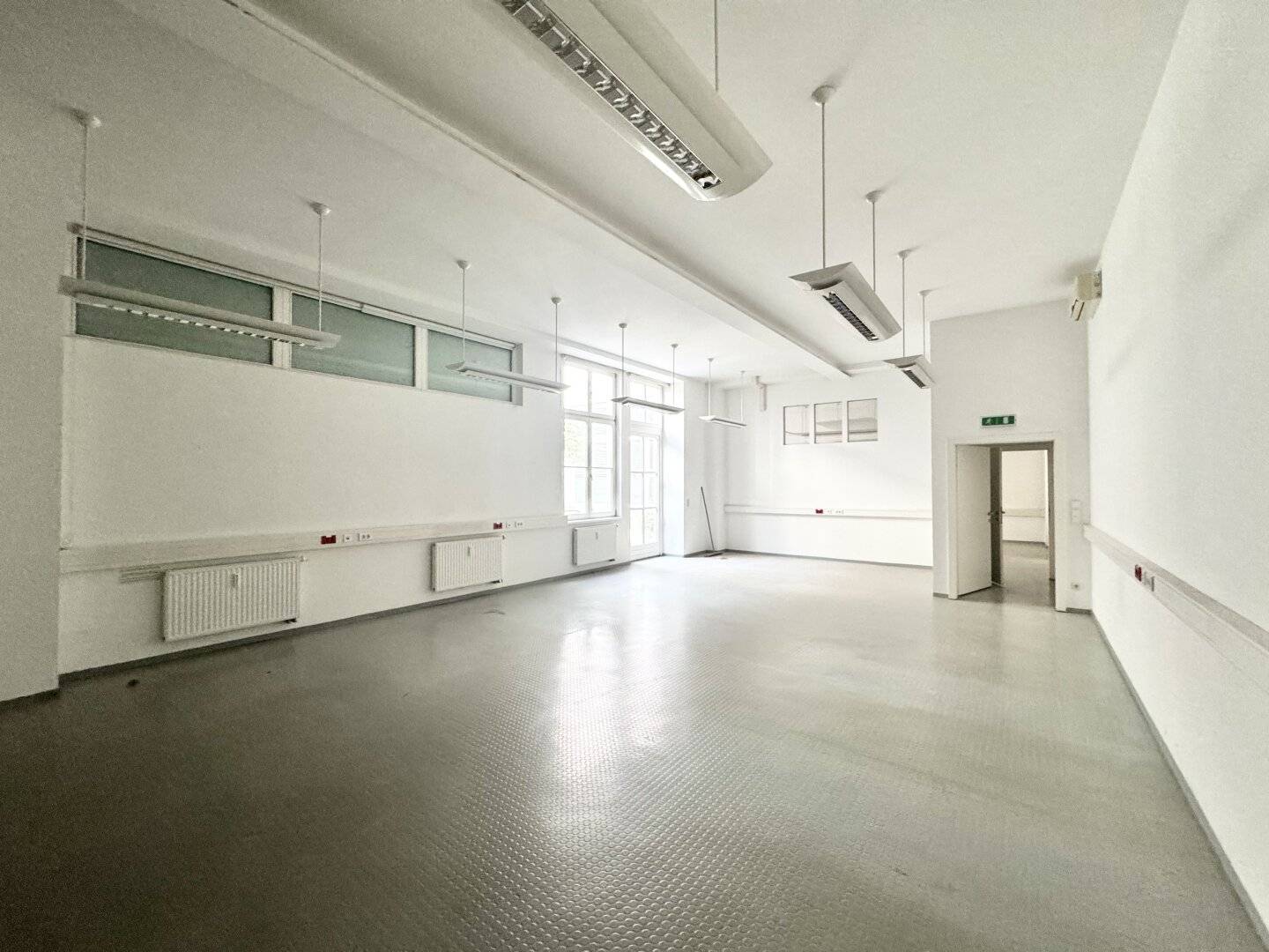 Versatile retail premises office studio of around 300 m² - directly next to the Stadtsaal on Mariahilfer Straße