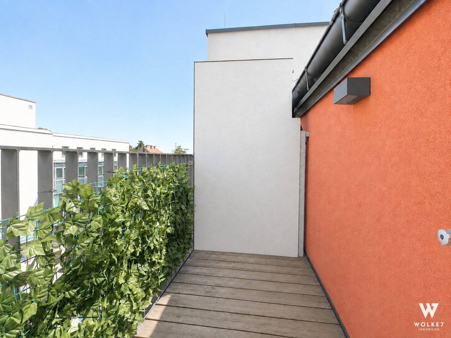 Bright attic apartment with balcony and air conditioning in the south of Vienna