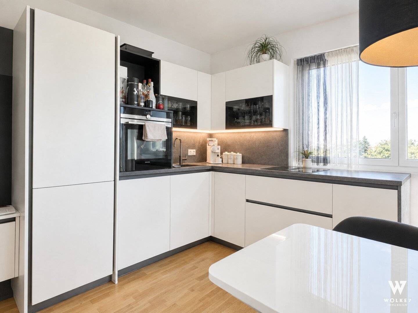 Bright attic apartment with balcony and air conditioning in the south of Vienna