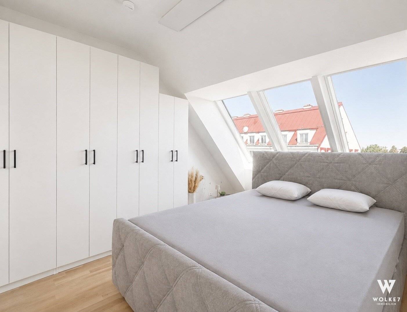 Bright attic apartment with balcony and air conditioning in the south of Vienna