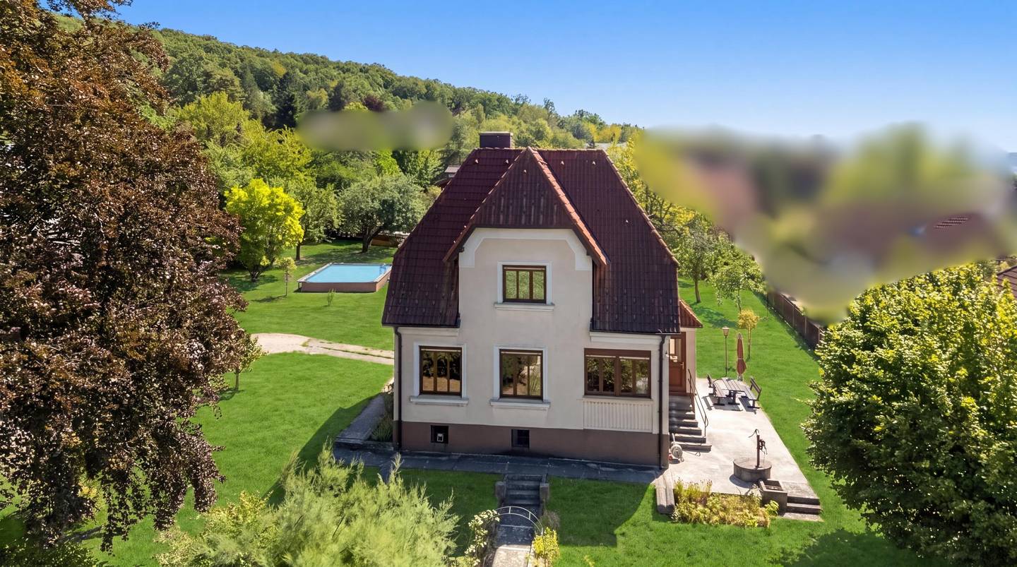 Family apartment with large garden and heated pool
