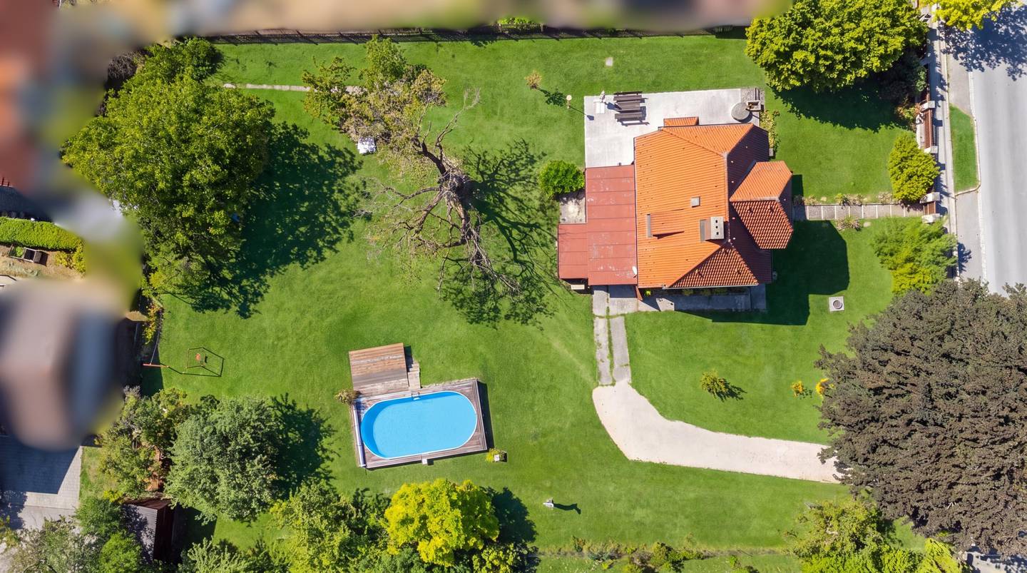 Family apartment with large garden and heated pool
