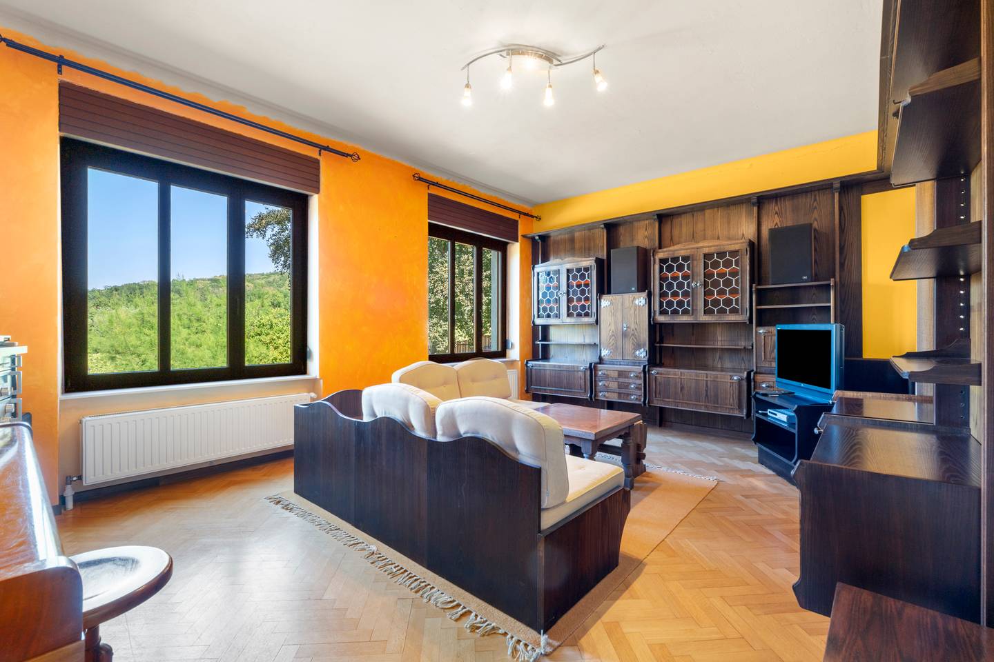 Family apartment with large garden and heated pool