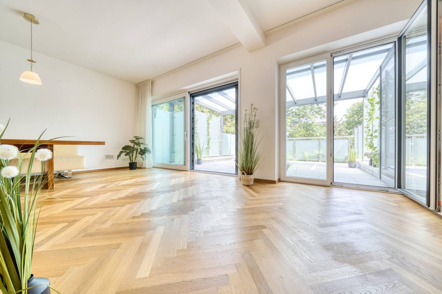 Private Refuge in Hietzing - 9-Room Villa with Pool and Magnificent Garden