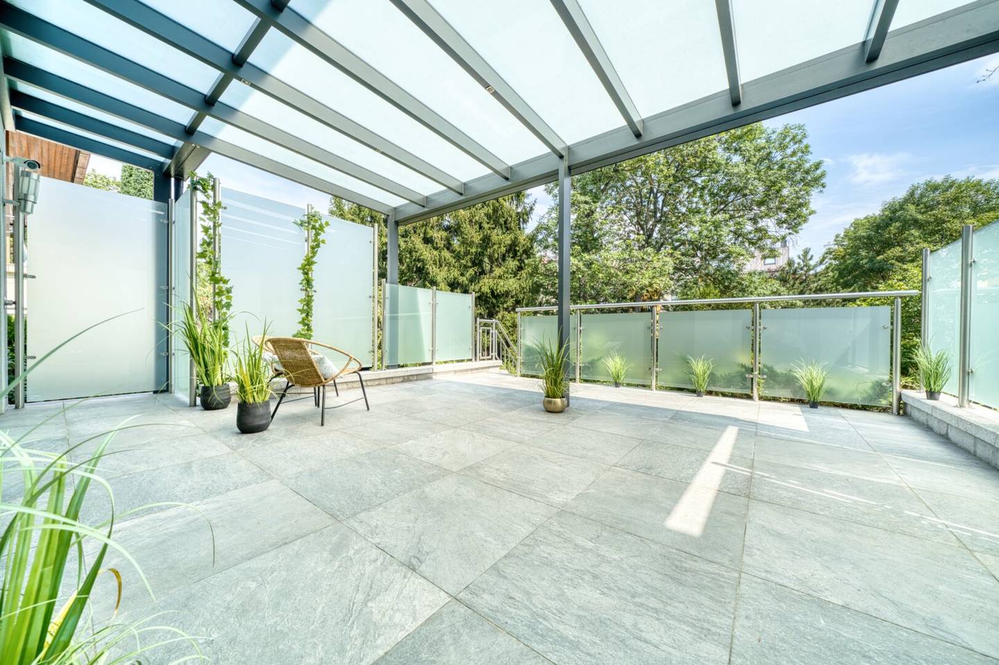 Private Refuge in Hietzing - 9-Room Villa with Pool and Magnificent Garden