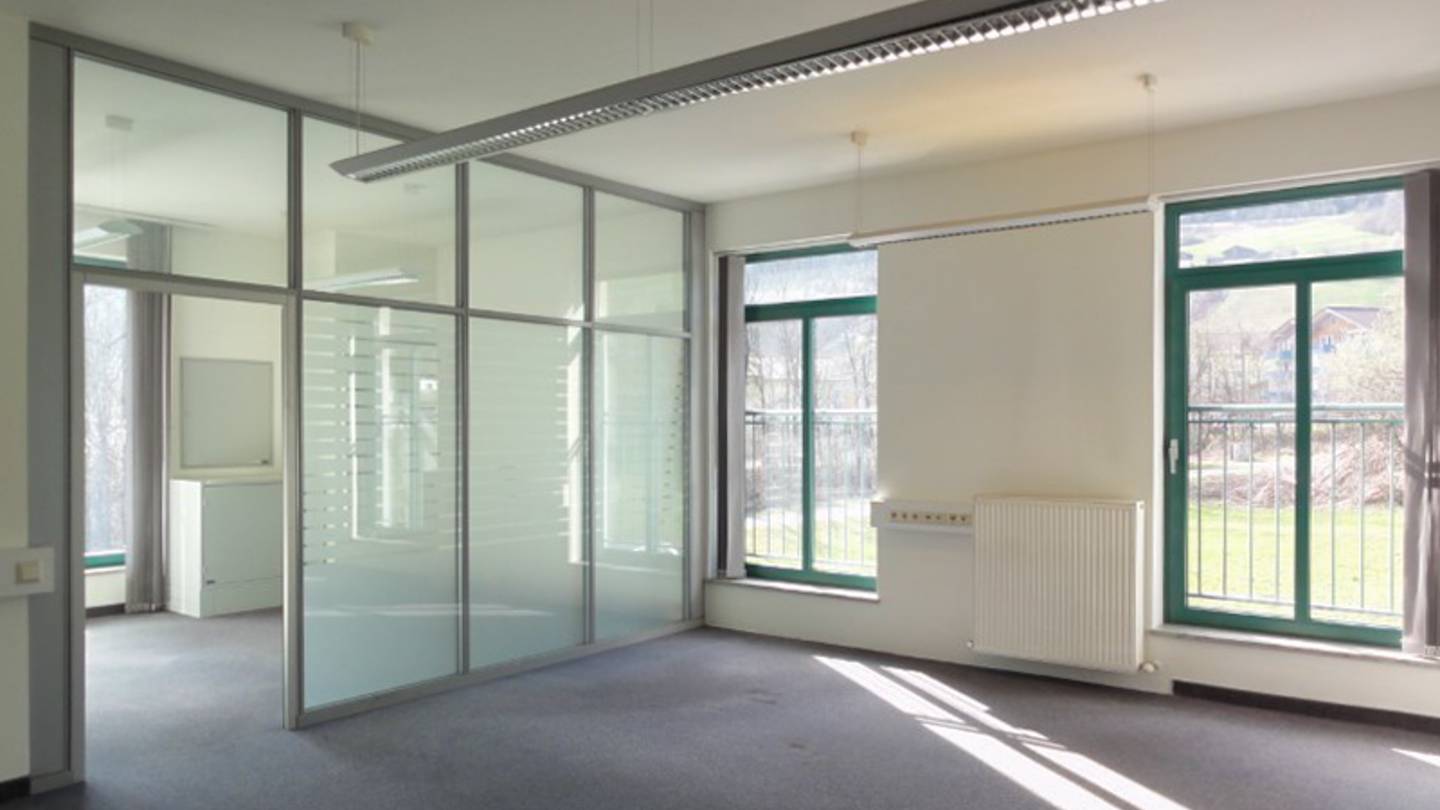 Sichtbar an der B311 repräsentatives Büro mit Parkplätzen