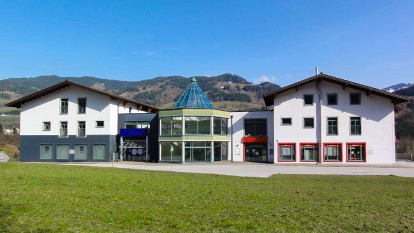 Sichtbar an der B311 repräsentatives Büro mit Parkplätzen