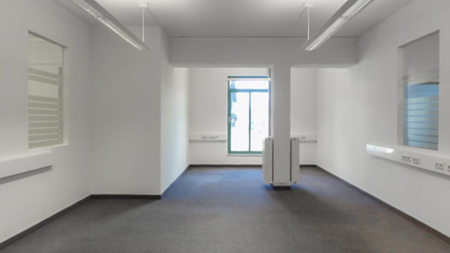 Sichtbar an der B311 repräsentatives Büro mit Parkplätzen