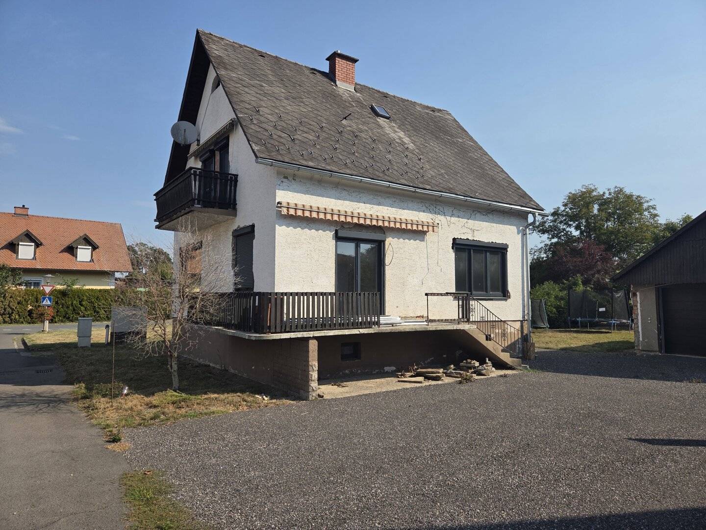 Älteres Wohnhaus mit freistehender Garage samt Nebenraum und Garten in Ruhelage