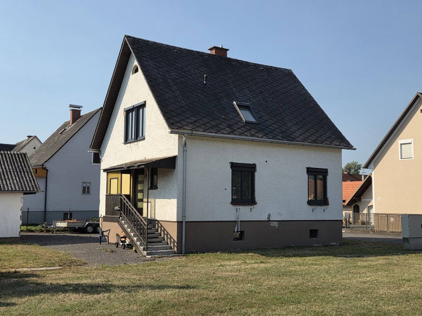 Älteres Wohnhaus mit freistehender Garage samt Nebenraum und Garten in Ruhelage