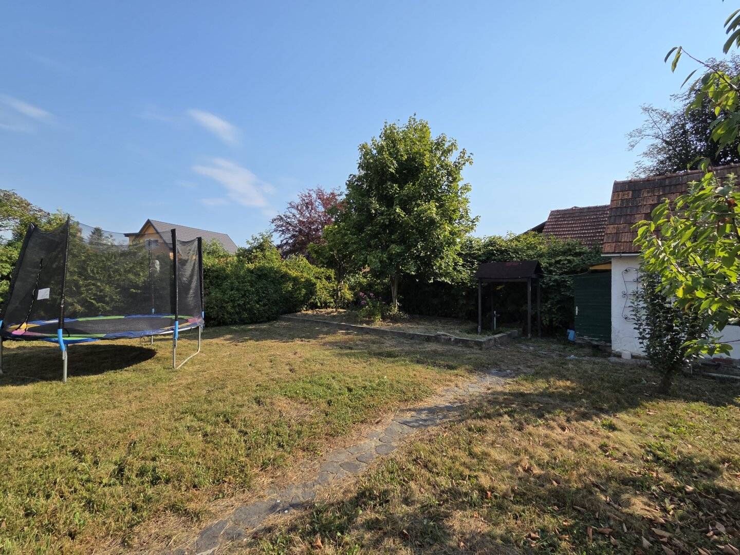 Älteres Wohnhaus mit freistehender Garage samt Nebenraum und Garten in Ruhelage