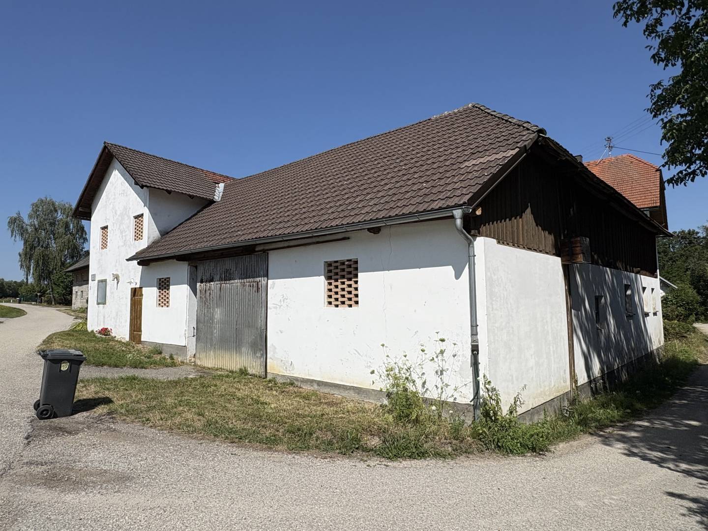 Familienwohnung in großzügigem Anwesen mit Pool
