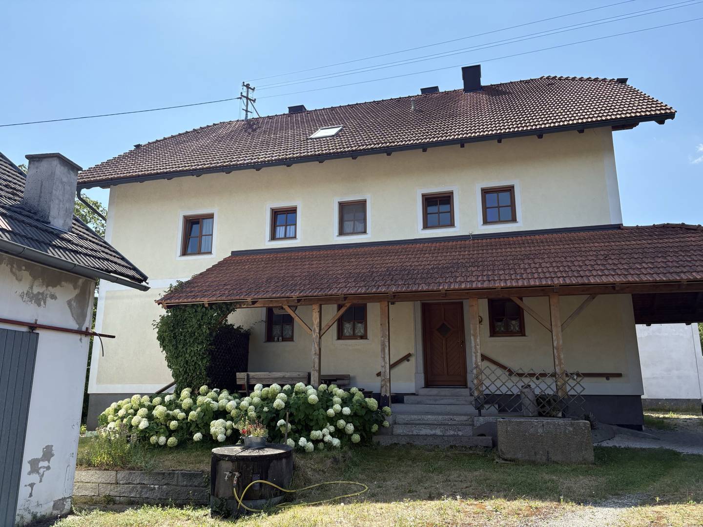 Familienwohnung in großzügigem Anwesen mit Pool