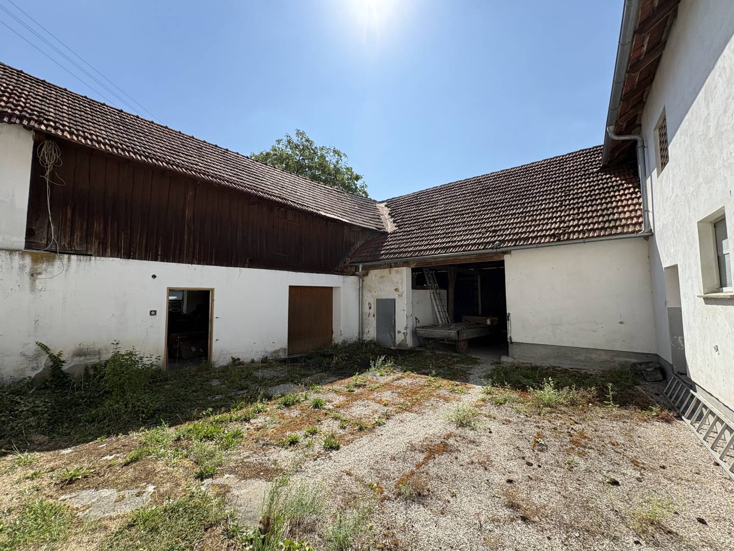 Familienwohnung in großzügigem Anwesen mit Pool