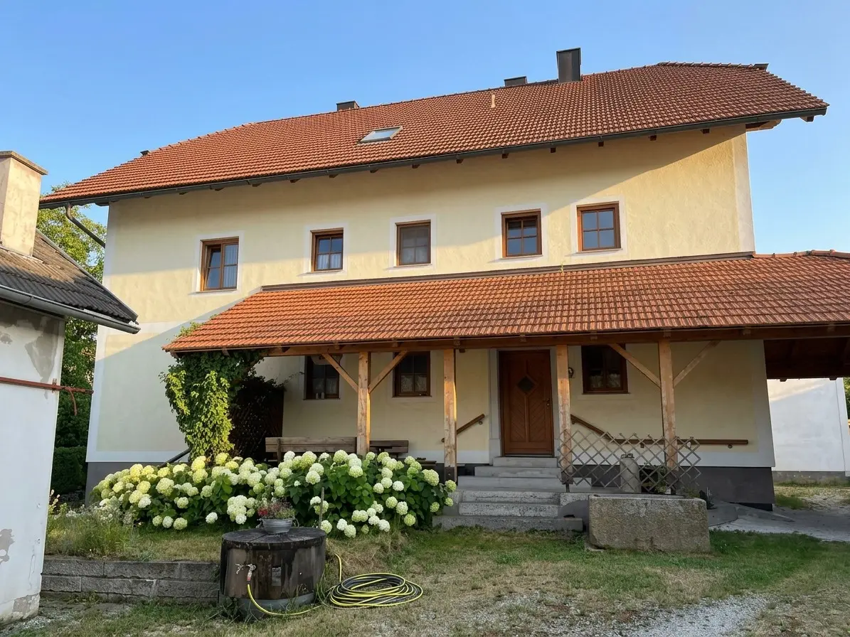 Familienwohnung in großzügigem Anwesen mit Pool