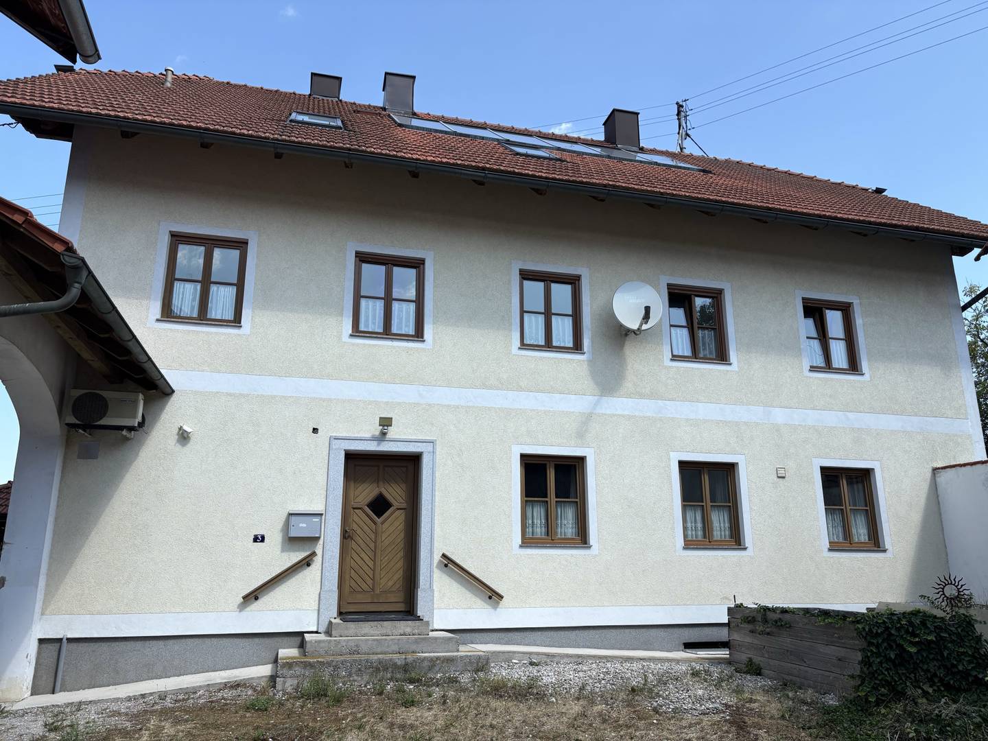 Familienwohnung in großzügigem Anwesen mit Pool